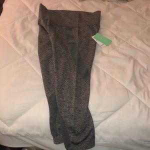 Size L Capri Charcoal Legging